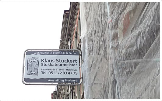 Aushängeschild eines Stukkateurs namens Stuckert