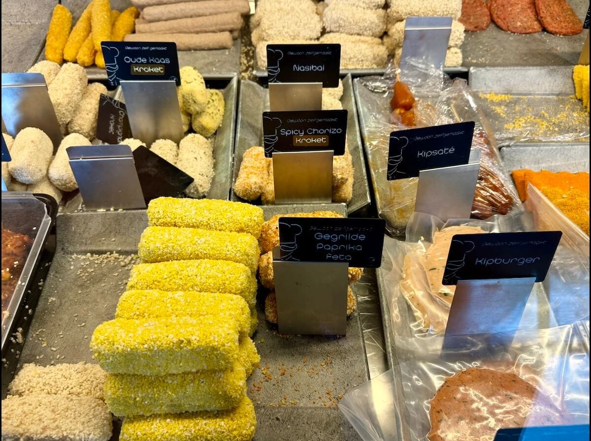 Niederländische Kroketten (verschiedene Geschmacksrichtungen) im Snackbar, vor dem Frittieren