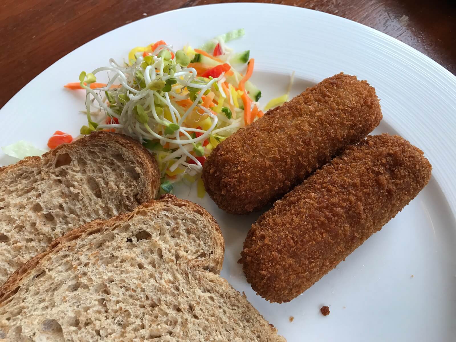 Zwei Fleischkroketen mit Brot in den Niederland
