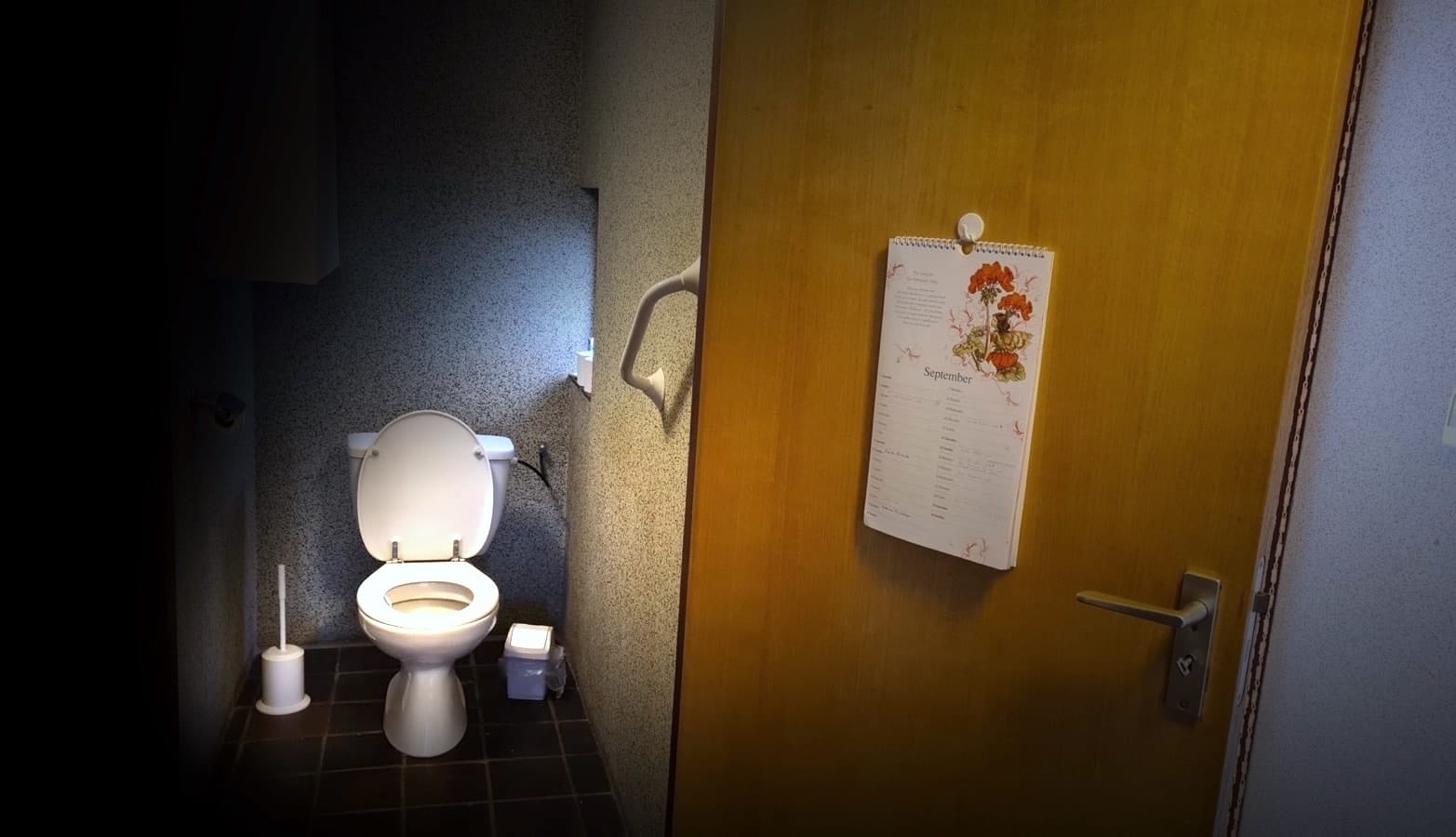 Geburtstagskalender an der Tür einer niederländischen Toilette