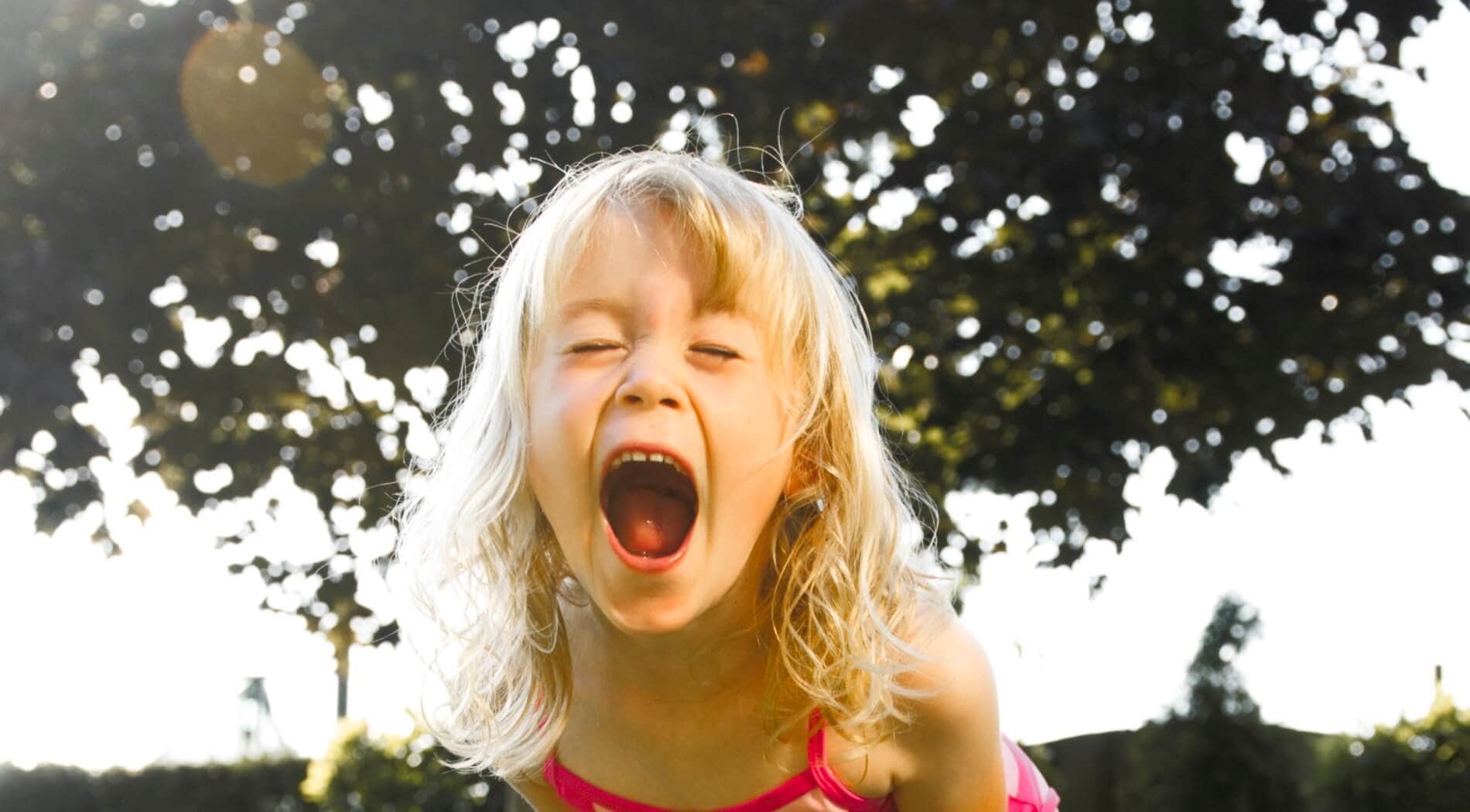 Ein Mädchen singt aus voller Kehle