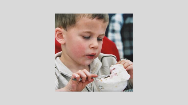 Foto: ein kleiner Junge isst ein Eis