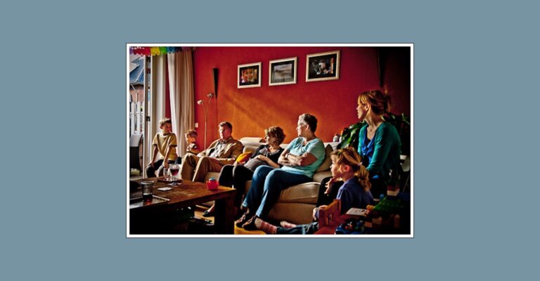 Familienmitglieder auf einem großen Sofa