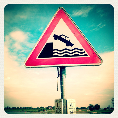 Warnschild Elbe Auto ins Wasser