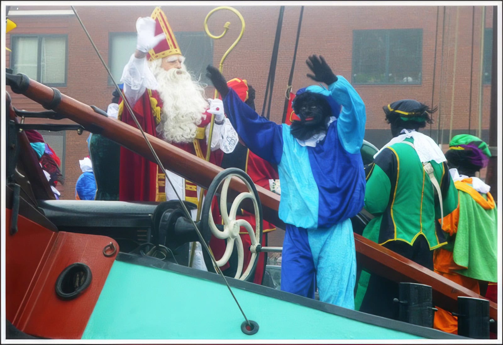 Sinterklaas kommt mit Zwarte Piet per Schiff in die Niederlande an.