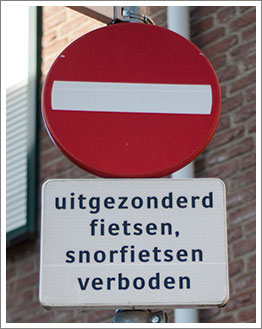 Schild: Kein Durchgang für Mofas