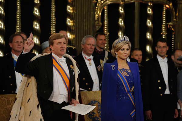König Willem-Alexander legt den Eid ab.