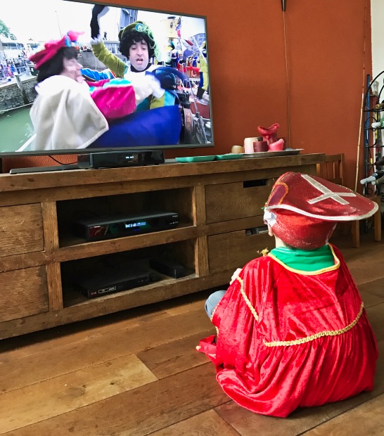 Niederländisches Kind sieht im Fernsehen, wie der Nikolaus auf seinem Dampfer ankommt