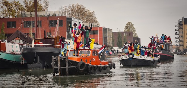 Sinterklaas und zwarte Piet auf dem Schiff