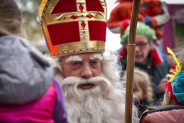 Sinterklaas zwischen den Leuten