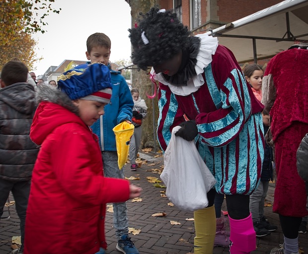 Zwarte Piet verteilt Pepernoten
