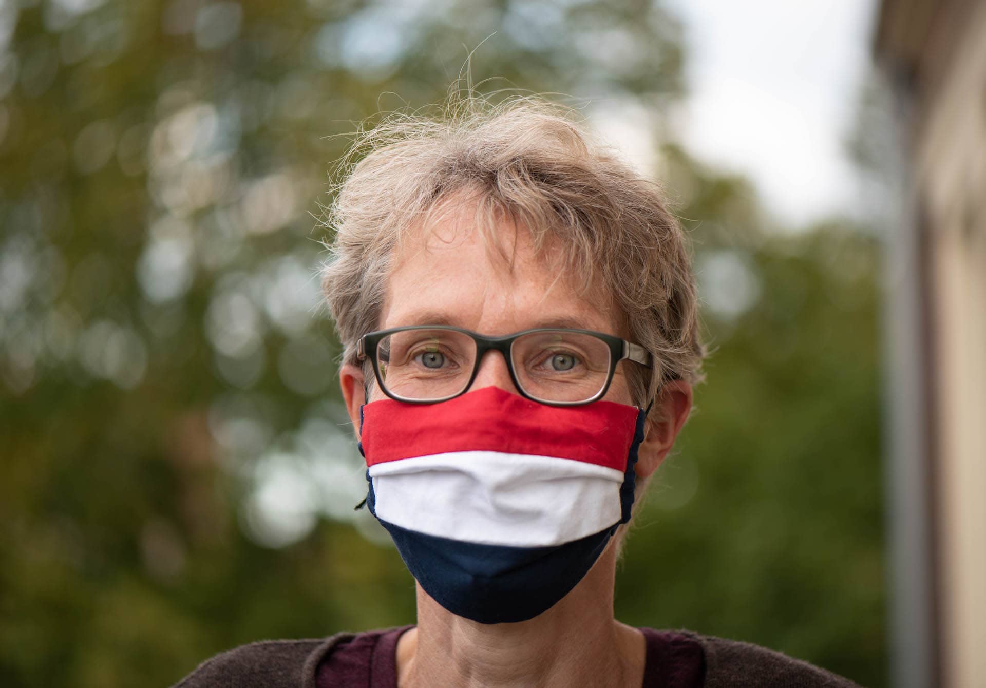 Mundschutz in den Farben der niederländischen Flagge