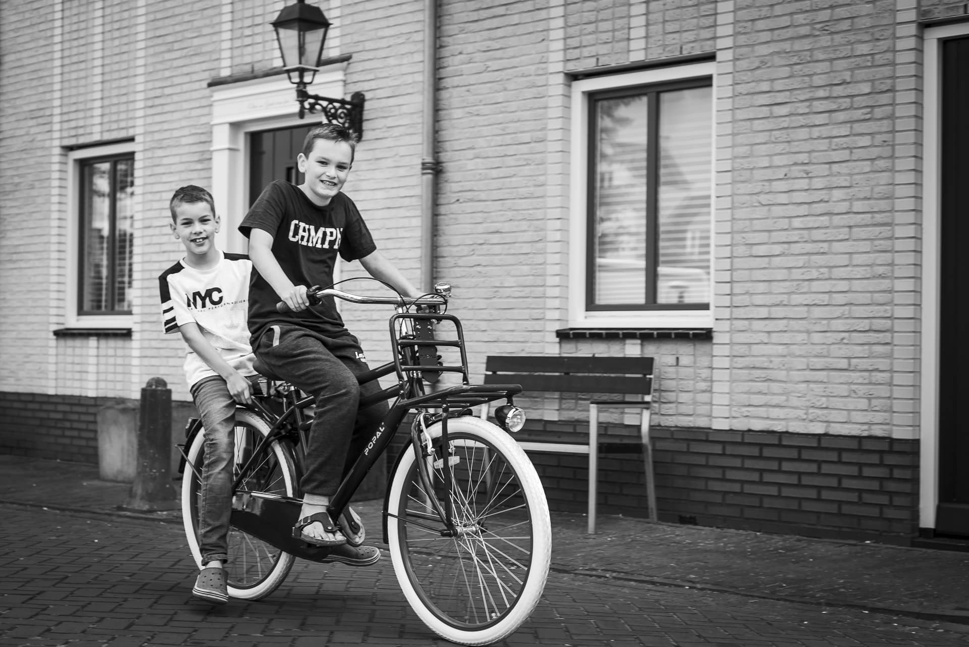 zwei Jungs auf einem Fahrrad