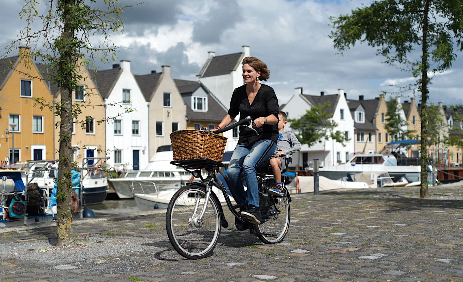 Frau mit Kind auf Fahrrad (Niederlande)