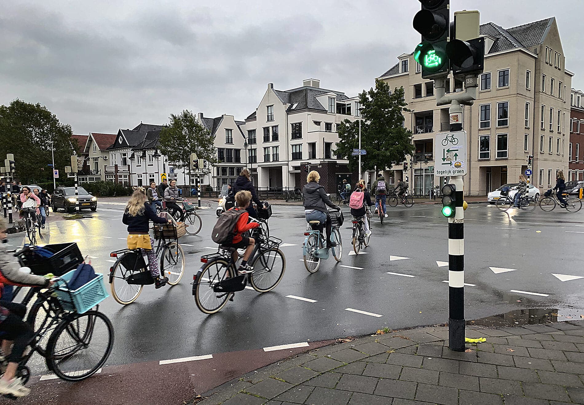 Rundum Grün für Radfahrer an einer Kreuzung in den Niederlanden